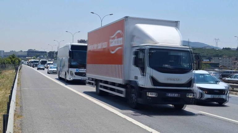 Sancaktepe TEM Otoyolunda zincirleme kaza: 2 yaralı