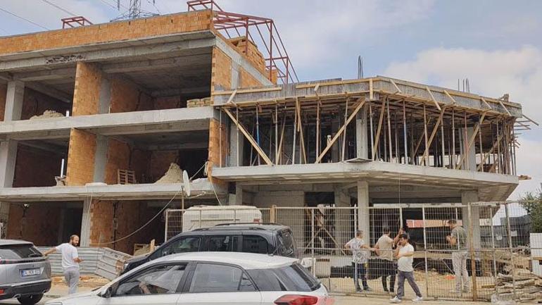 Başakşehirde inşaat halindeki binanın duvarı çöktü