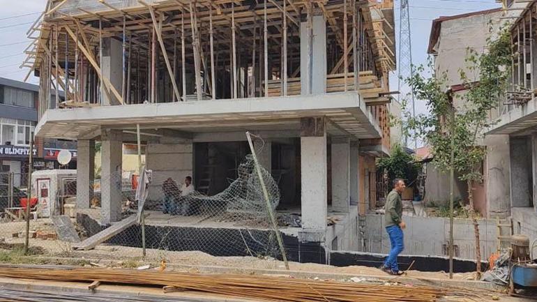 Başakşehirde inşaat halindeki binanın duvarı çöktü