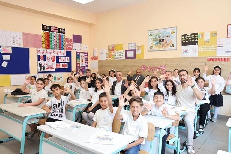 Sultangazi Belediye Başkanı Dursun, çocukların karne heyecanını paylaştı