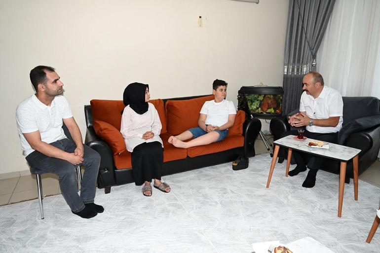Kanser hastası Muhammed’in evinde karne töreni; Galatasaraylı futbolcularla tanışmak istiyor