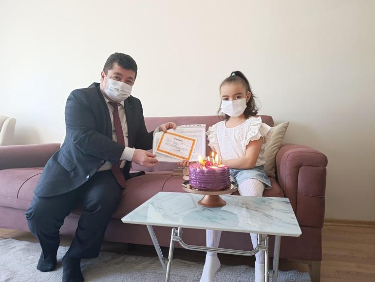 Annesinin karaciğeriyle hayata tutunan Hayrünnisa’nın karnesi, evinde verildi