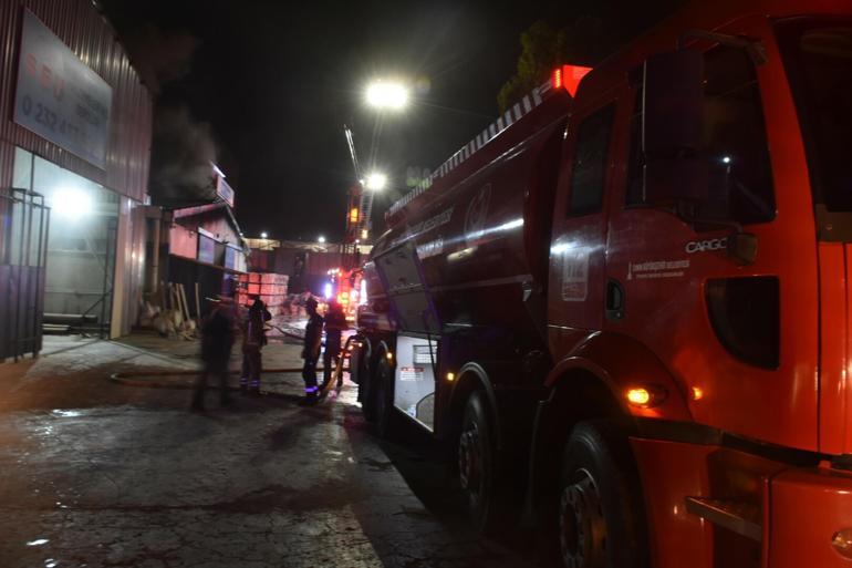 İzmirde akaryakıt istasyonunun yanındaki pimapen deposunda yangın