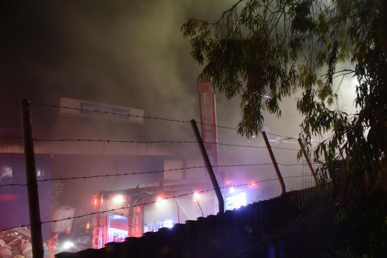 İzmirde akaryakıt istasyonunun yanındaki pimapen deposunda yangın