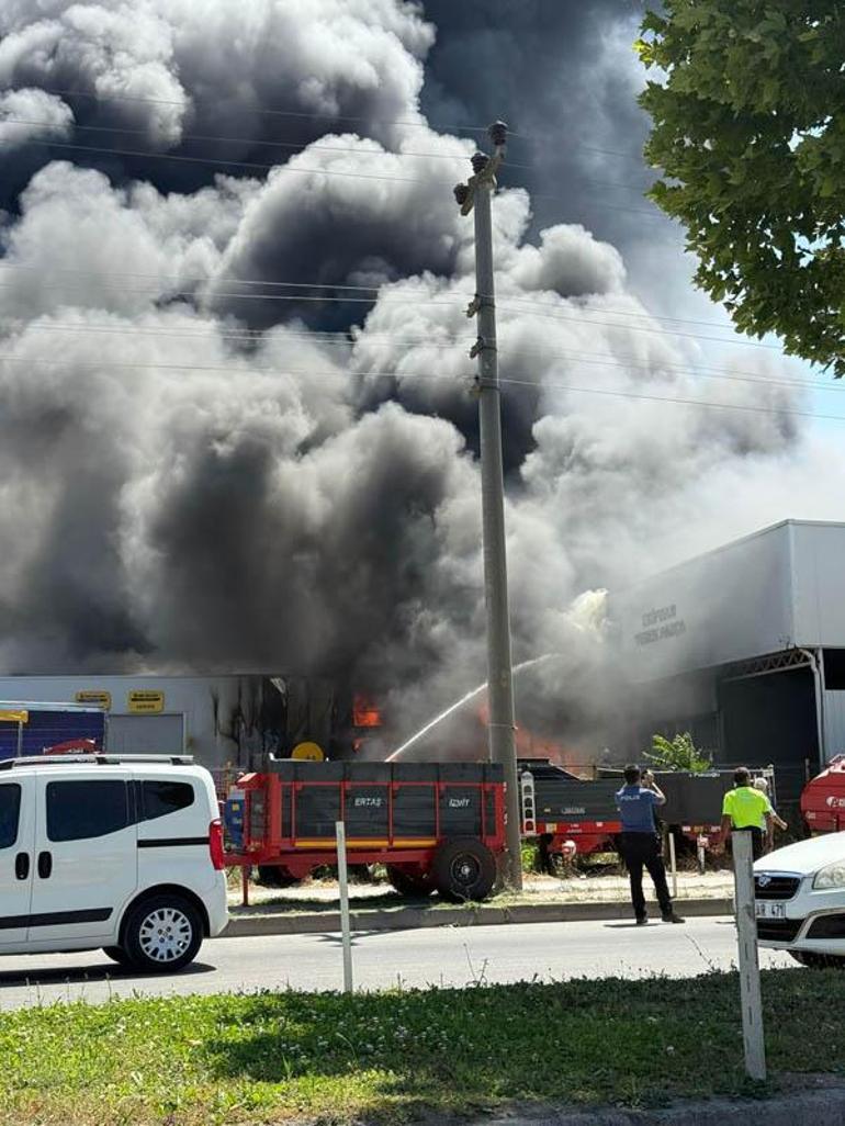 Sakaryada traktör bayisinde yangın