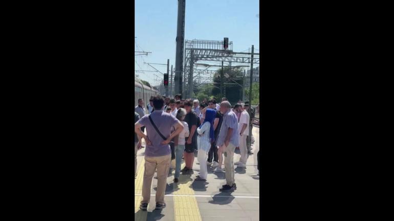 Marmarayda bir kişi raylara atlayarak intihar etti; seferlerde aksama yaşandı