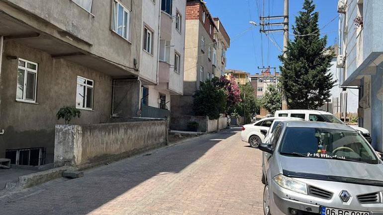 Öğretmene yardım ederken kullandığı otomobili duvara vurdu