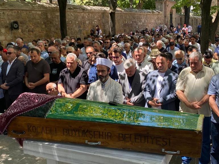 Ağaca çarpan otomobilin sürücüsünün tedavisi sürüyor, ölen eşi toprağa verildi