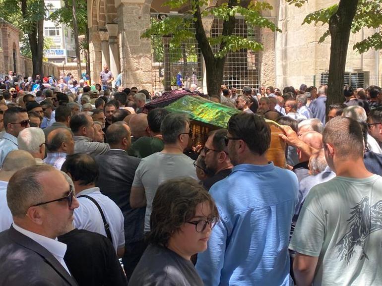 Ağaca çarpan otomobilin sürücüsünün tedavisi sürüyor, ölen eşi toprağa verildi