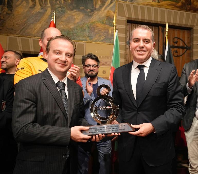 Manneken Pis heykeli, Galatasaray formasını giydi