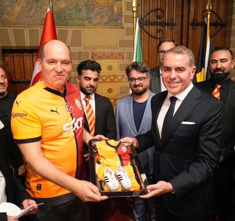 Manneken Pis heykeli, Galatasaray formasını giydi