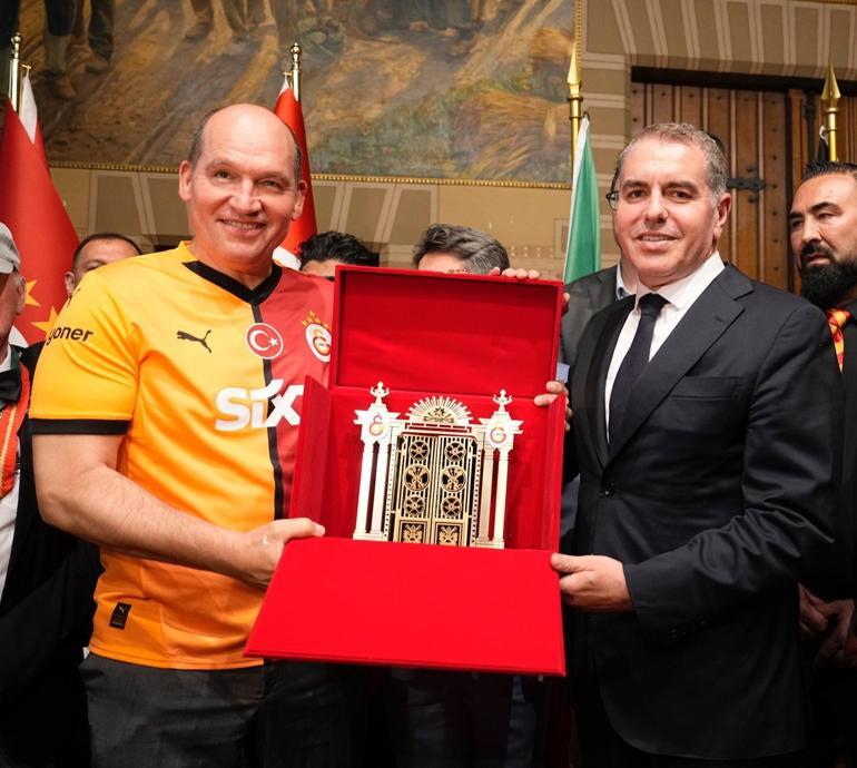 Manneken Pis heykeli, Galatasaray formasını giydi