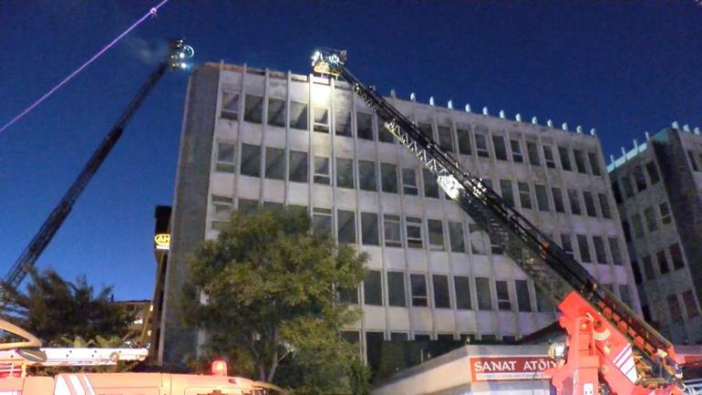 Kartal’da metruk binanın çatısındaki yangın söndürüldü
