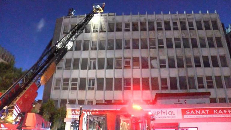 Kartal’da metruk binanın çatısındaki yangın söndürüldü