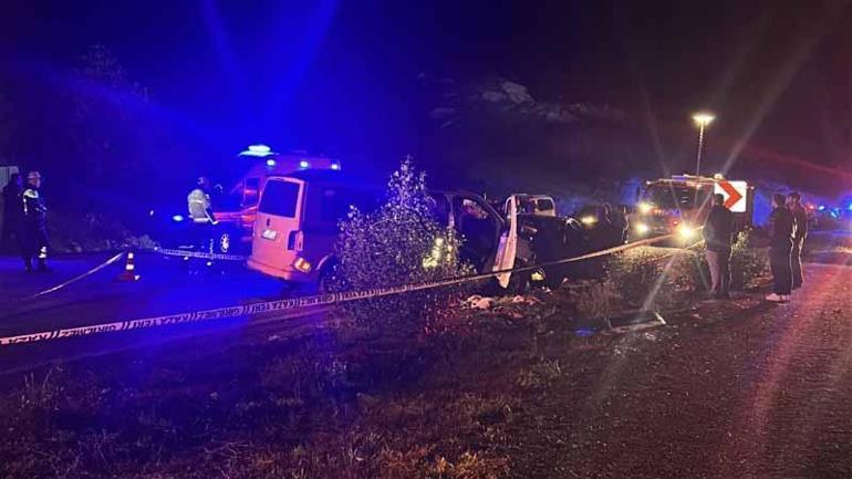 Ters şeride giren minibüs, otomobille çarpıştı: 1 ölü, 8 yaralı