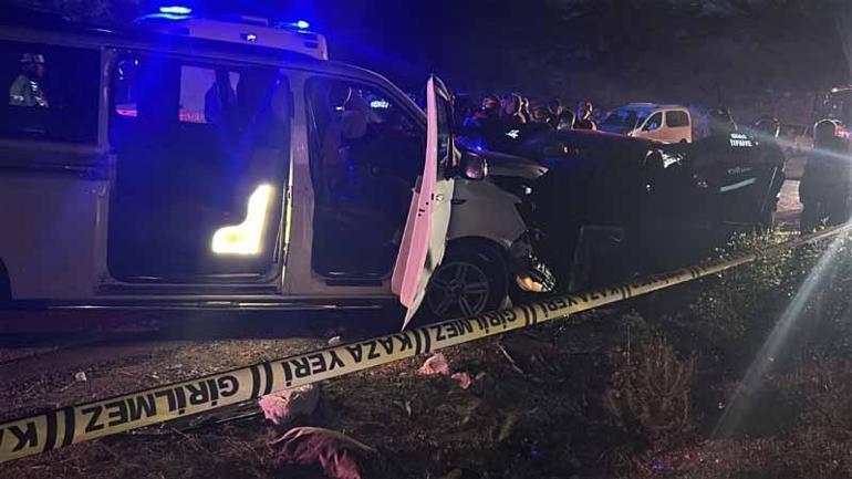 Ters şeride giren minibüs, otomobille çarpıştı: 1 ölü, 8 yaralı