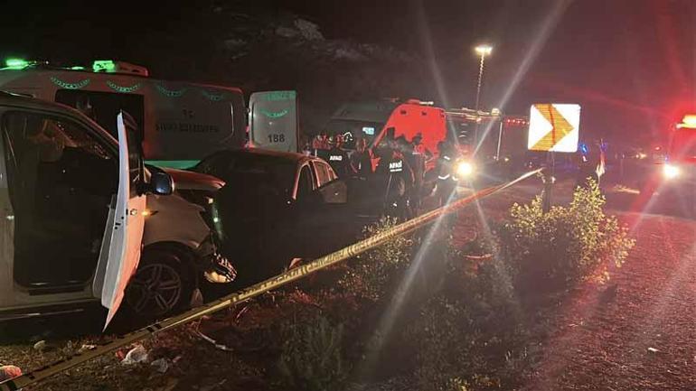 Ters şeride giren minibüs, otomobille çarpıştı: 1 ölü, 8 yaralı