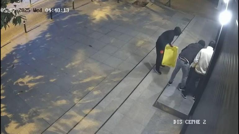 Başakşehirde girdikleri iş yerinde açamadıkları kasayı taşıyarak çaldılar