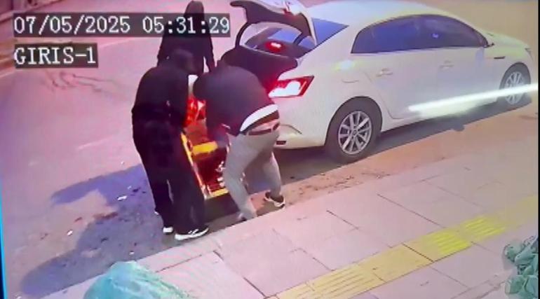 Başakşehirde girdikleri iş yerinde açamadıkları kasayı taşıyarak çaldılar