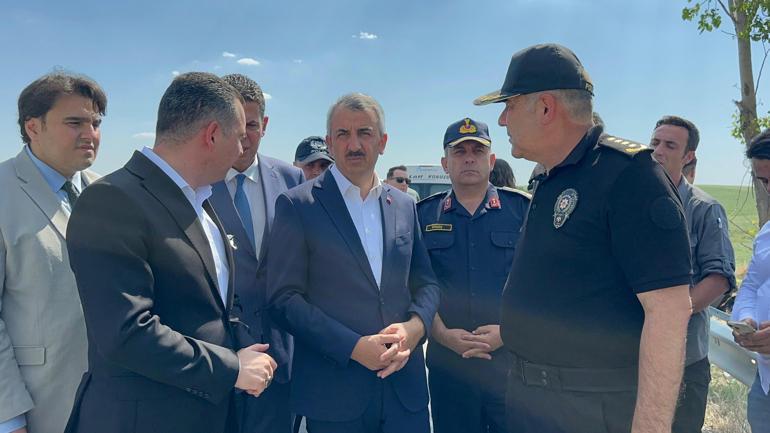 Edirnede otomobil, ağaca çarptı; ölenlerin kimlikleri belli oldu