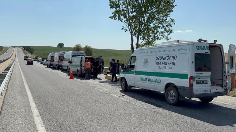 Edirnede otomobil, ağaca çarptı; ölenlerin kimlikleri belli oldu