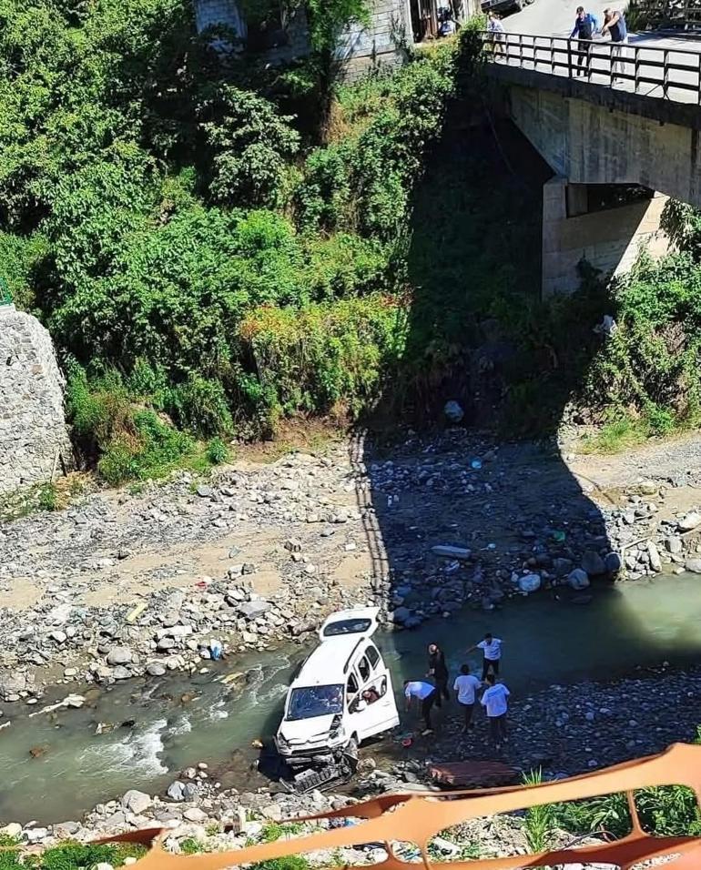 Otomobille çarpışan hafif ticari aracın dereye yuvarlandığı kaza kamerada: 3 yaralı