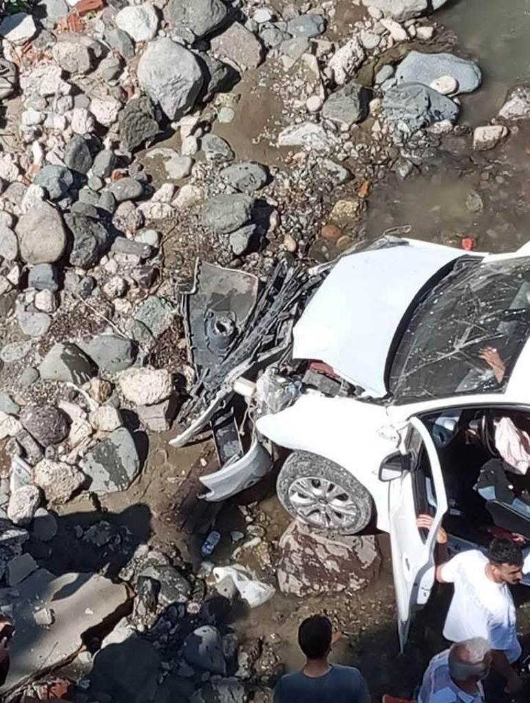 Otomobille çarpışan hafif ticari aracın dereye yuvarlandığı kaza kamerada: 3 yaralı
