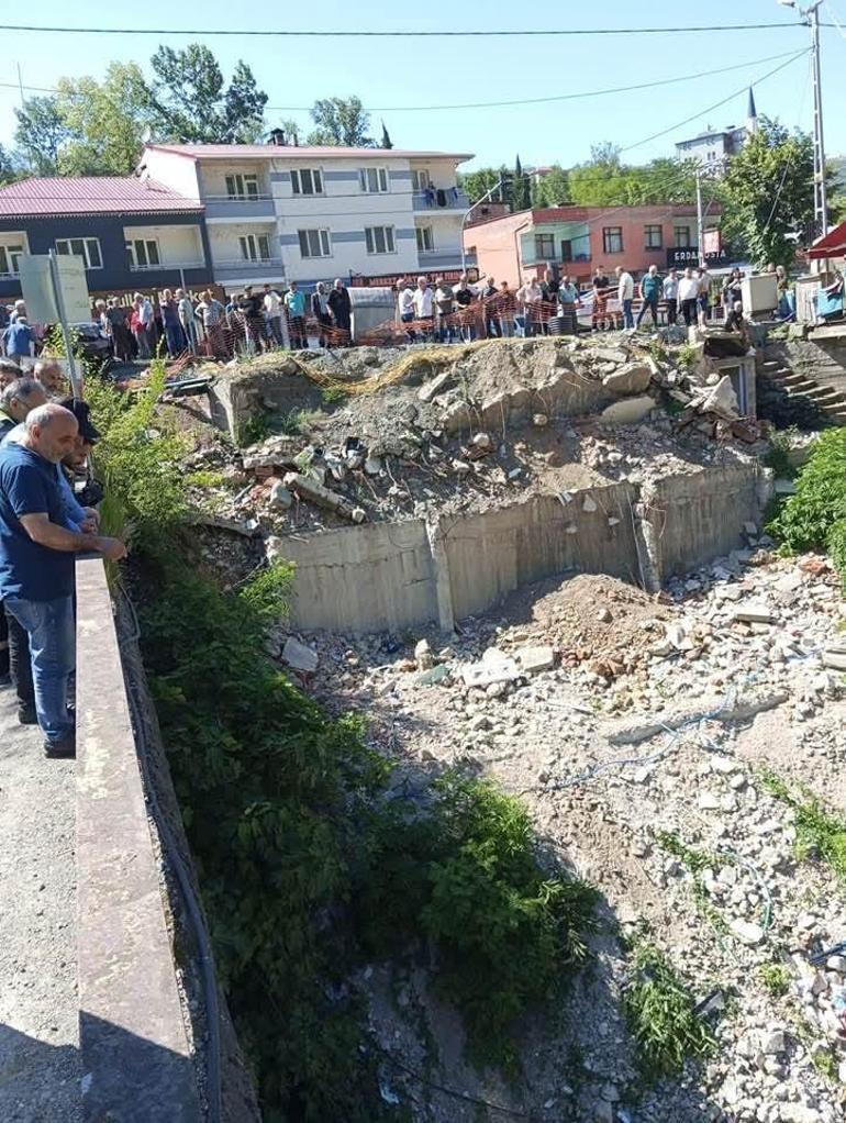 Otomobille çarpışan hafif ticari aracın dereye yuvarlandığı kaza kamerada: 3 yaralı