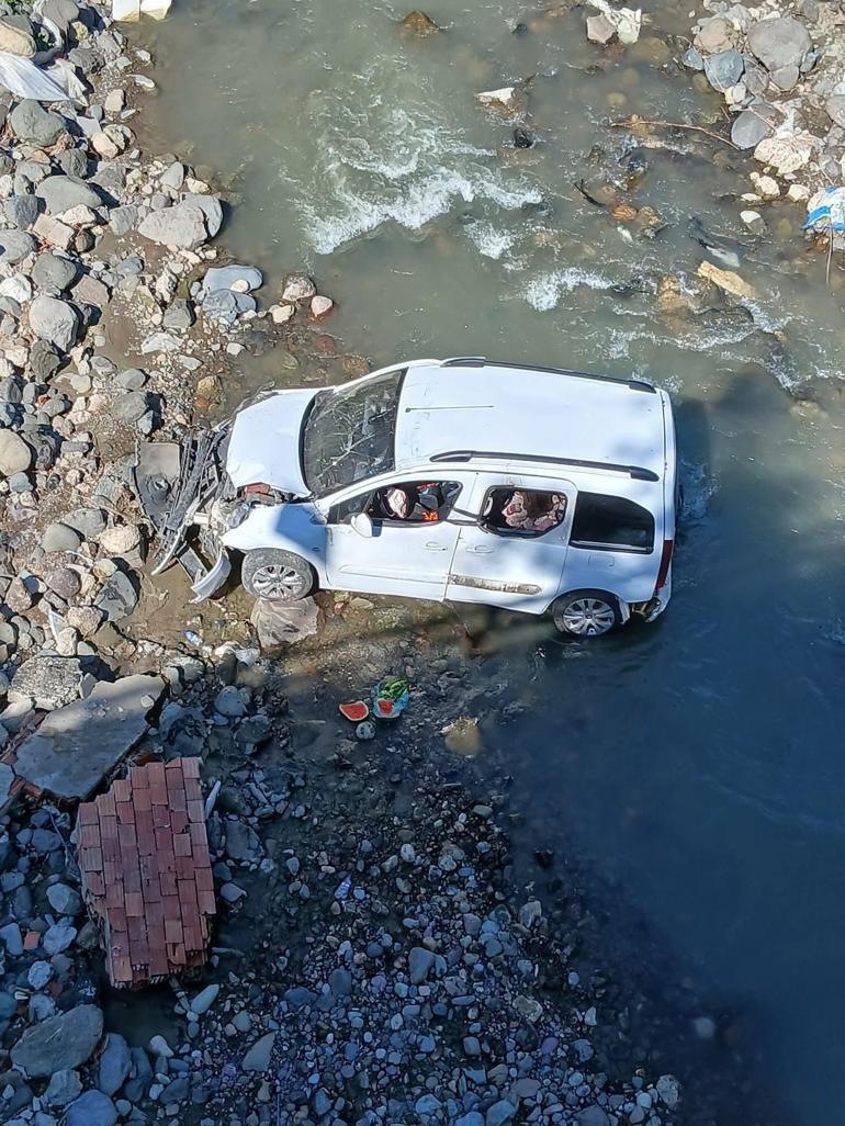 Otomobille çarpışan hafif ticari aracın dereye yuvarlandığı kaza kamerada: 3 yaralı