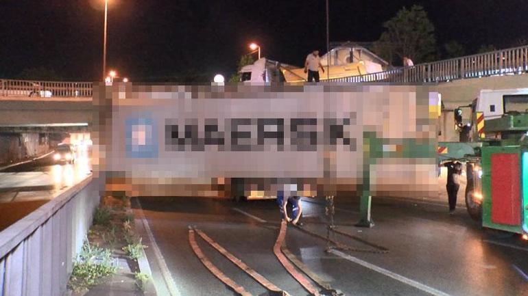 Fatihte TIR köprüye çarptı, yol trafiğe kapandı