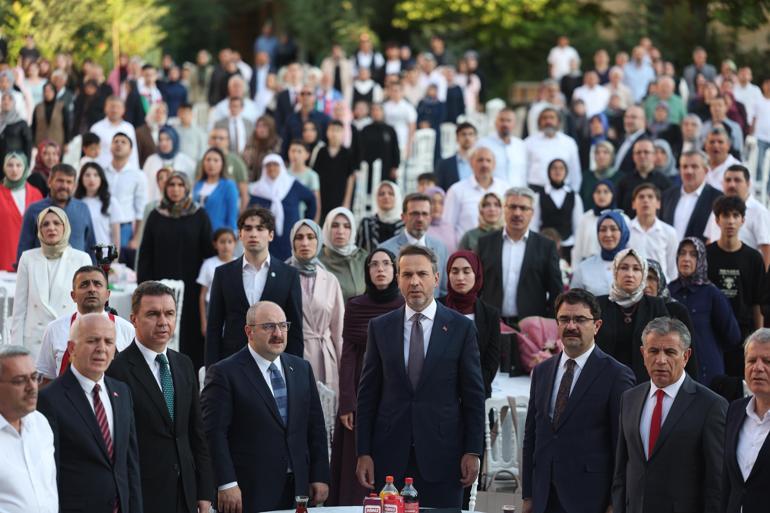 Bakan Bayraktar, liselilerin mezuniyet törenine katıldı