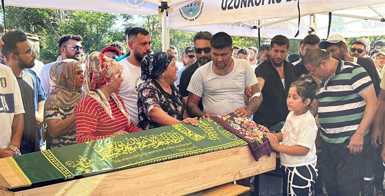 5 kişinin öldüğü kazada otomobil sürücüsü tabutları öpüp, Hakkınızı helal edin dedi