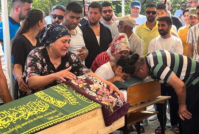 5 kişinin öldüğü kazada otomobil sürücüsü tabutları öpüp, Hakkınızı helal edin dedi