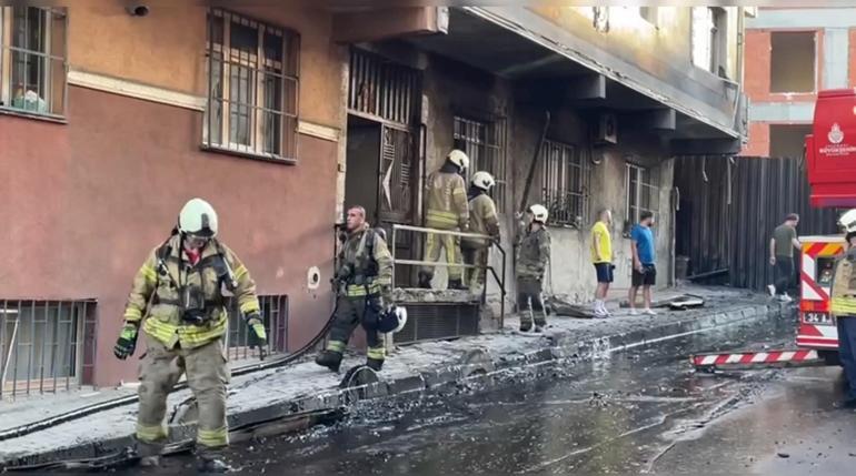 Bağcılar’da izolasyon malzemeleri yandı, 3 katlı binada hasar oluştu