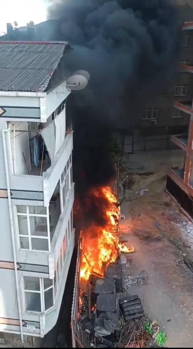 Bağcılar’da izolasyon malzemeleri yandı, 3 katlı binada hasar oluştu