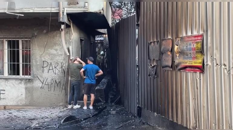Bağcılar’da izolasyon malzemeleri yandı, 3 katlı binada hasar oluştu