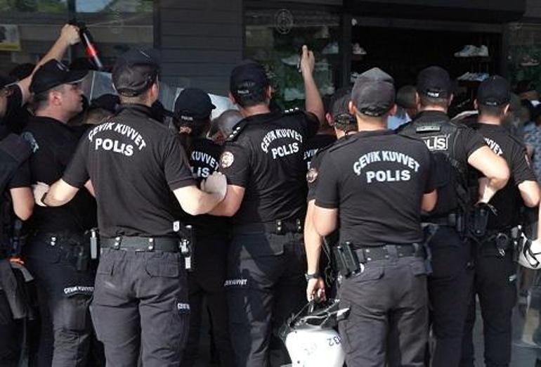 Antalyada kaçak yapıların yıkımında arbede; kendilerini yakmaya çalışıp, iş makinelerinin önüne yattılar