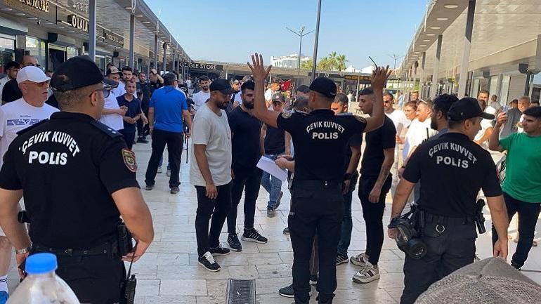 Antalyada kaçak yapıların yıkımında arbede; kendilerini yakmaya çalışıp, iş makinelerinin önüne yattılar