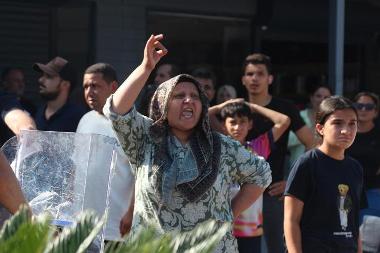 Antalyada kaçak yapıların yıkımında arbede; kendilerini yakmaya çalışıp, iş makinelerinin önüne yattılar