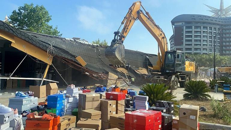 Antalyada kaçak yapıların yıkımında arbede; kendilerini yakmaya çalışıp, iş makinelerinin önüne yattılar