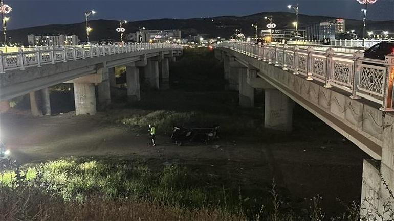 Sivasta otomobil, Kızılırmaktaki köprüden düştü; 2 yaralı