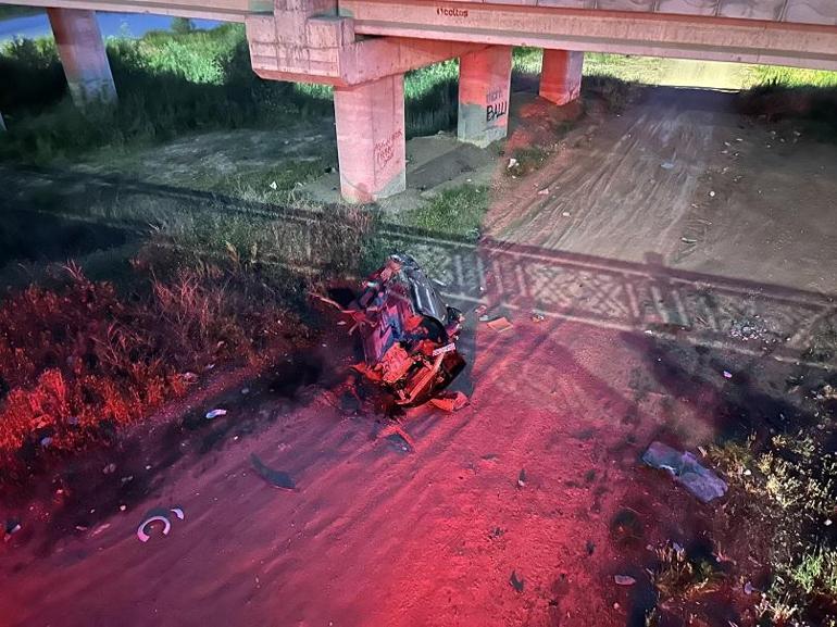 Sivasta otomobil, Kızılırmaktaki köprüden düştü; 2 yaralı