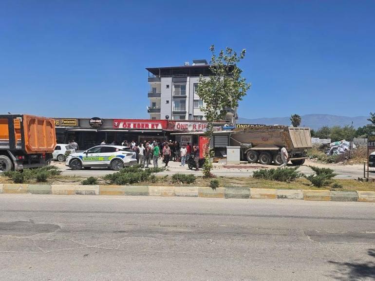 Hafriyat kamyonunun iş yerlerine çarptığı kaza kamerada