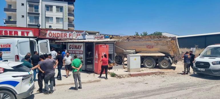 Hafriyat kamyonunun iş yerlerine çarptığı kaza kamerada