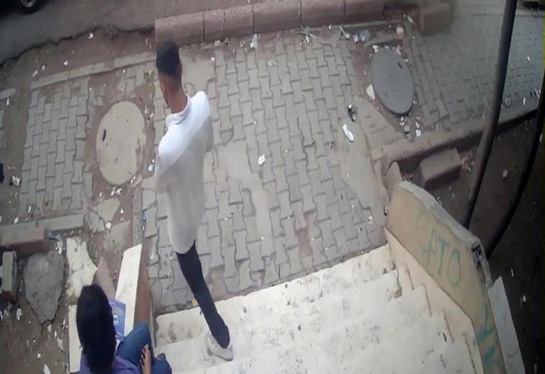 Balkon kapısından girdiği evdeki gardıroptan 250 bin liralık altın ve para çaldı