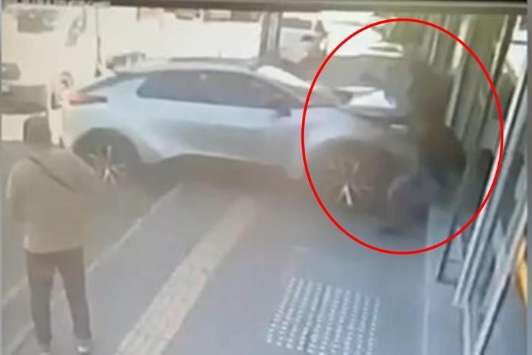 Kaldırıma çıkan cip, bankanın güvenlik görevlisine çaptı; kaza kamerada