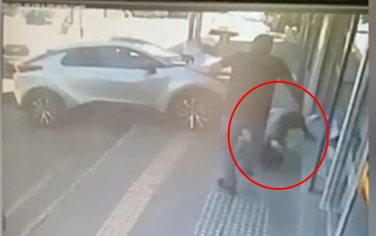 Kaldırıma çıkan cip, bankanın güvenlik görevlisine çaptı; kaza kamerada