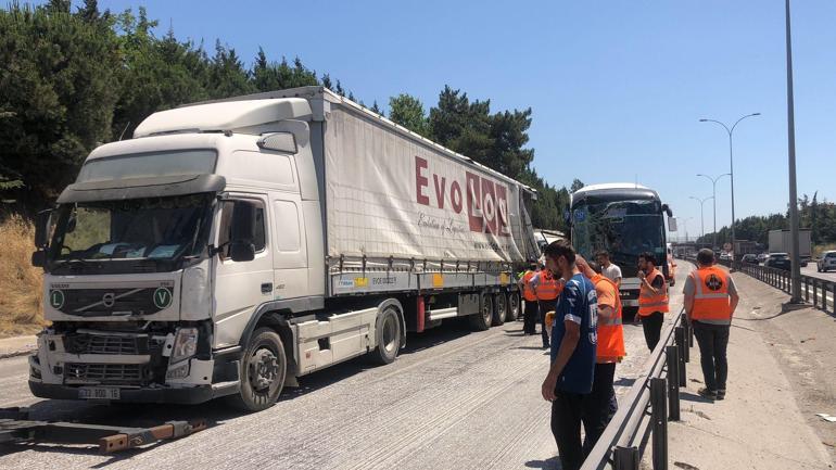 TEM’de TIR ve otobüs çarpıştı; 1’i ağır, 3 yaralı