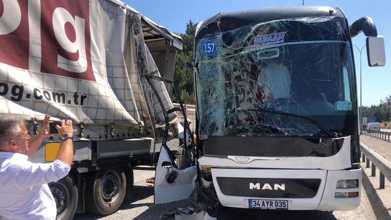 TEM’de TIR ve otobüs çarpıştı; 1’i ağır, 3 yaralı