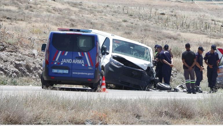Ankarada hafif ticari araçla otomobil çarpıştı: 1 ölü, 1 yaralı